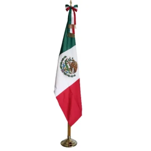Juego de bandera bordada en hilo dorado con base para alfombra institucional
